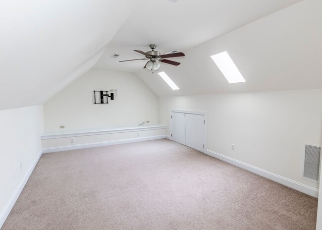 Building Photo - Huge house with vaulted ceilings and fenced in rear yard