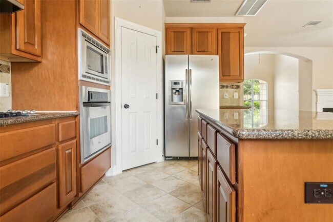 Building Photo - 15528 Interlachen Dr