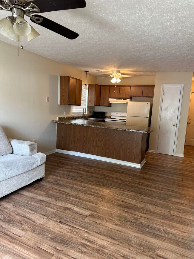 Building Photo - 420 Pine Ave