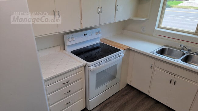 Building Photo - Large Bountiful 2 Bed with Garage