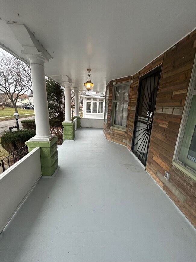 Building Photo - Charming 3-Bedroom Property in Prime Location