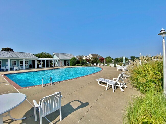 Building Photo - Spacious Condo - Waterfront Community - Av...