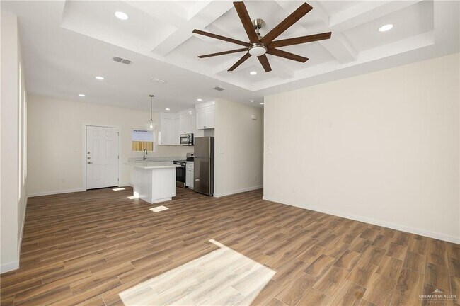 Building Photo - 609 N Onyx Ave