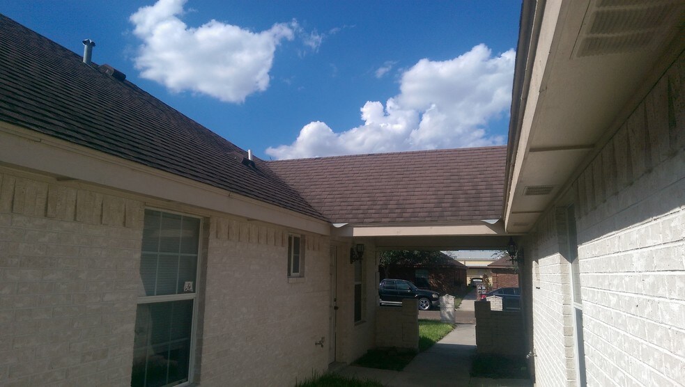 Building Photo - 825 W Bronze Dr