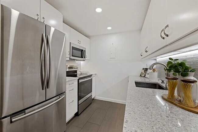 Building Photo - Comfortable and Spacious Rental Opportunity