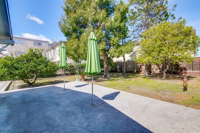 Building Photo - Updated Bungalow located in Downtown Redwood City & 15 miles from SF International Airport