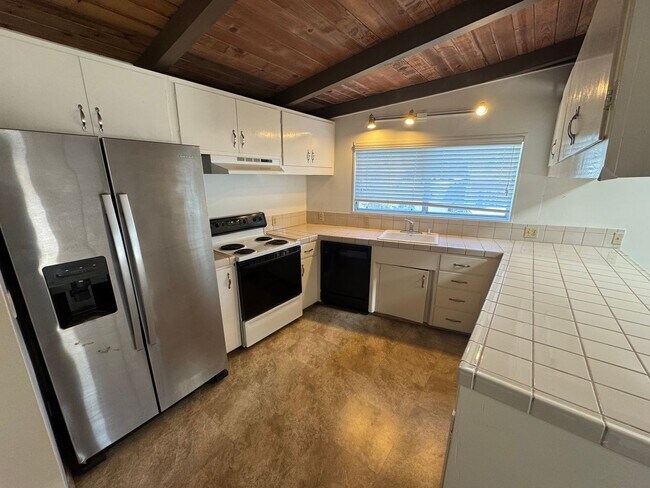 Building Photo - 611 Clubhouse Dr
