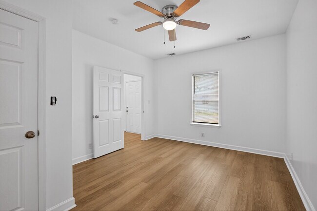 Building Photo - Cozy bungalow close to everything