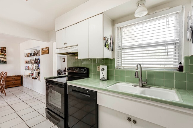 Building Photo - 359 Langton Dr