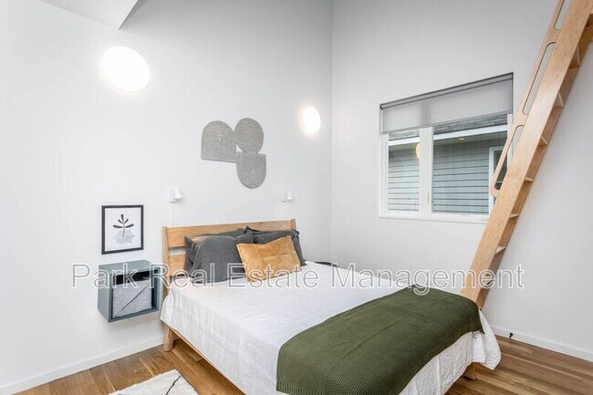 Building Photo - 323 S East St