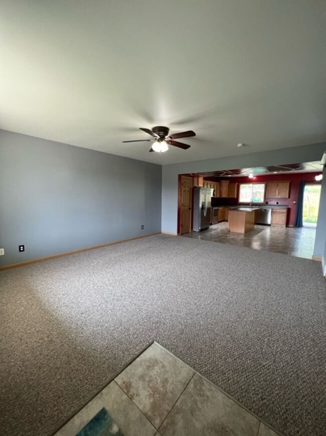 Building Photo - BEAUTIFUL & SPACIOUS 4 BEDROOM/2.5 BATH DU...