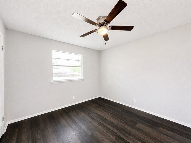 Building Photo - Gorgeous 3/2 recently renovated in homey neighborhood