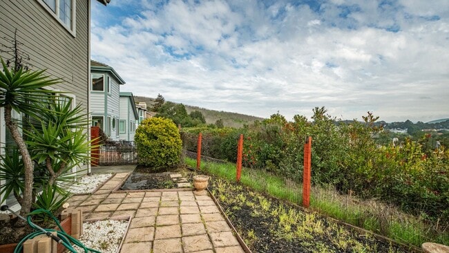 Building Photo - BEAUTIFUL HOME IN THE GLEN COVE AREA  OF VALLEJO WITH VIEWS OF THE BAY