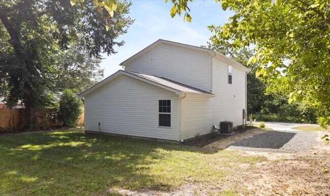 Building Photo - 116 Phillips St
