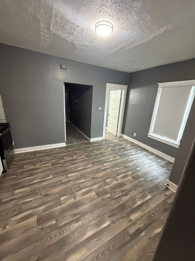 Building Photo - Freshly updated 3BR home!