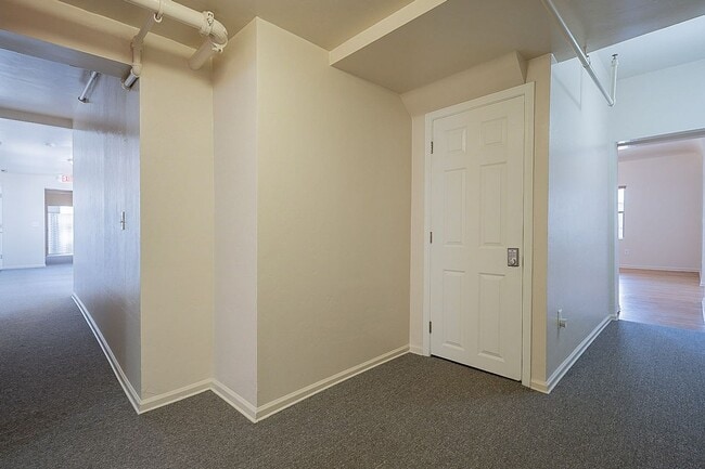 Building Photo - 928 E 6th St