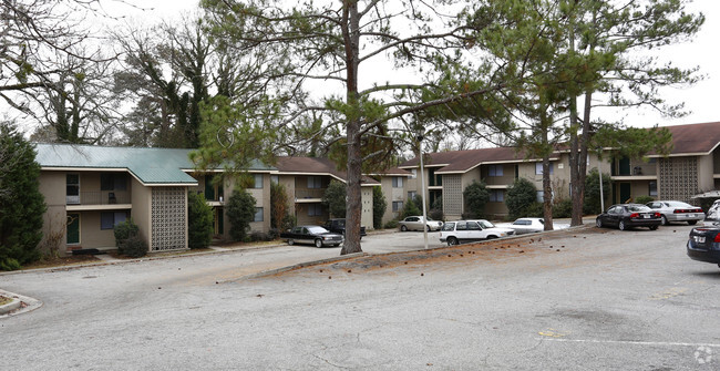 Primary Photo - English Village Apartments