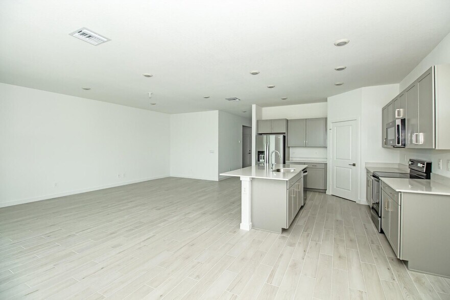 Building Photo - 5929 SE Skyblue Cir