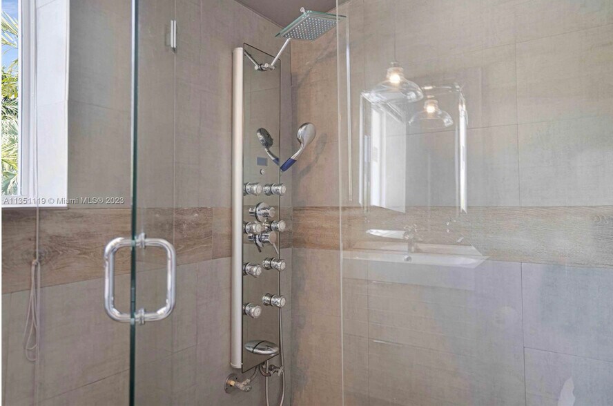 Building Photo - 5650 Pine Tree Dr