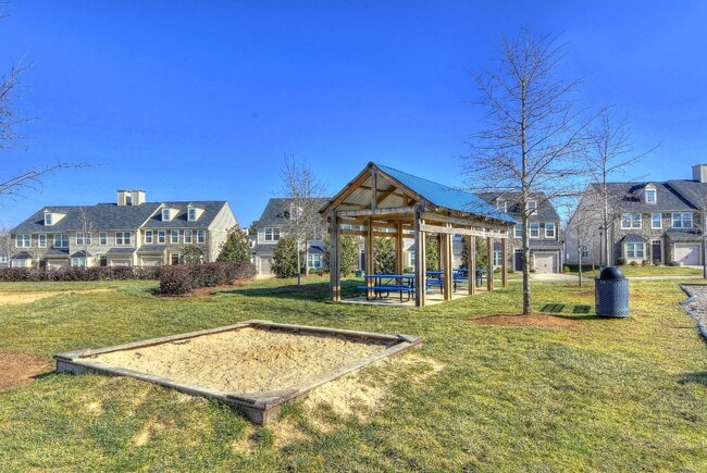 Building Photo - Luxurious 5 Bedroom 3.5 Bathroom for Rent ...