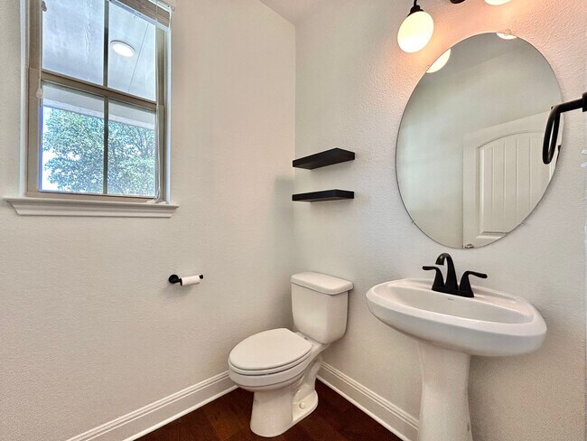 Building Photo - Beautiful and Contemporary 3 BR / 2.5 BA H...