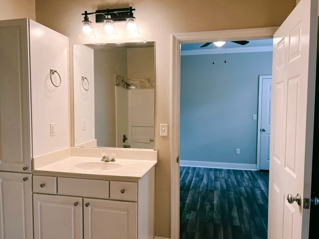 Building Photo - 900 Dean Lee Dr