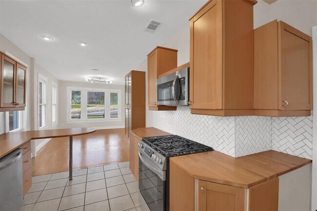 Building Photo - 809 E Riverside Dr