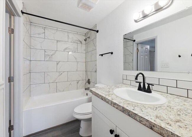 Building Photo - 1319 E Victory Rd