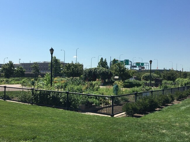 Building Photo - 214-216 E Eagle St