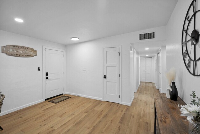 Building Photo - 4909 E Bermuda St