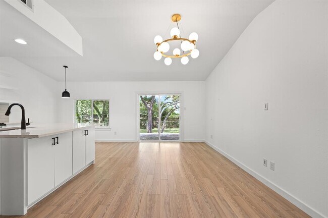 Building Photo - 2313 Lakehurst Dr