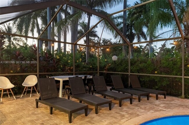 Building Photo - 1141 N North Lake Dr