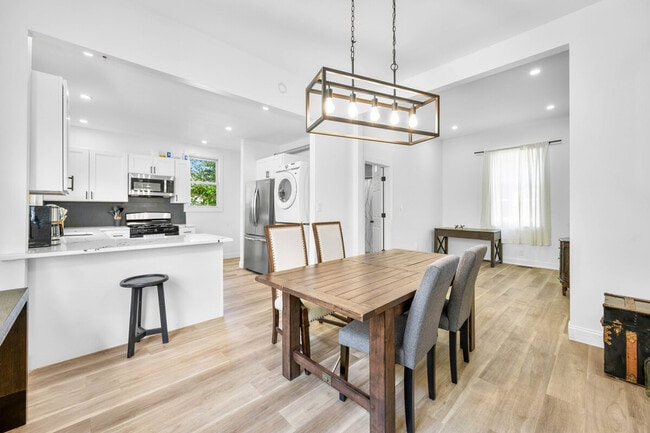 Building Photo - 906 Villa Ave