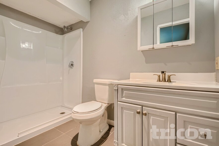 Building Photo - 6026 Lakecrest Dr