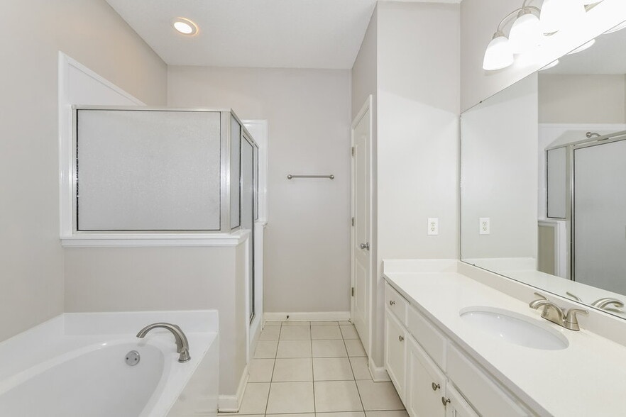 Building Photo - 8662 Valmont Cir