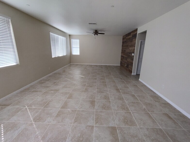 Building Photo - 5421 Carrotwood Ave