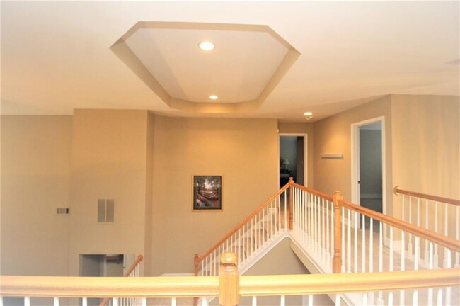 Building Photo - 1060 River Valley Dr