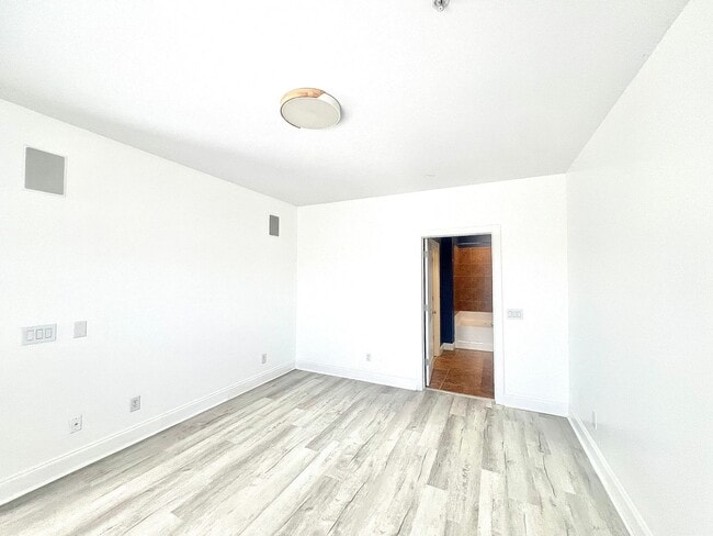 Building Photo - Mayfaire Townview 3rd floor 2BR unit with ...
