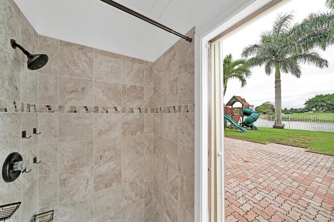 Building Photo - 5878 Bay Hill Cir