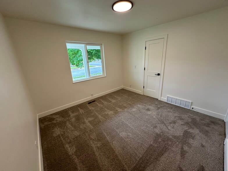 Spacious Bedroom with closet - 2161 S Nowell Cir