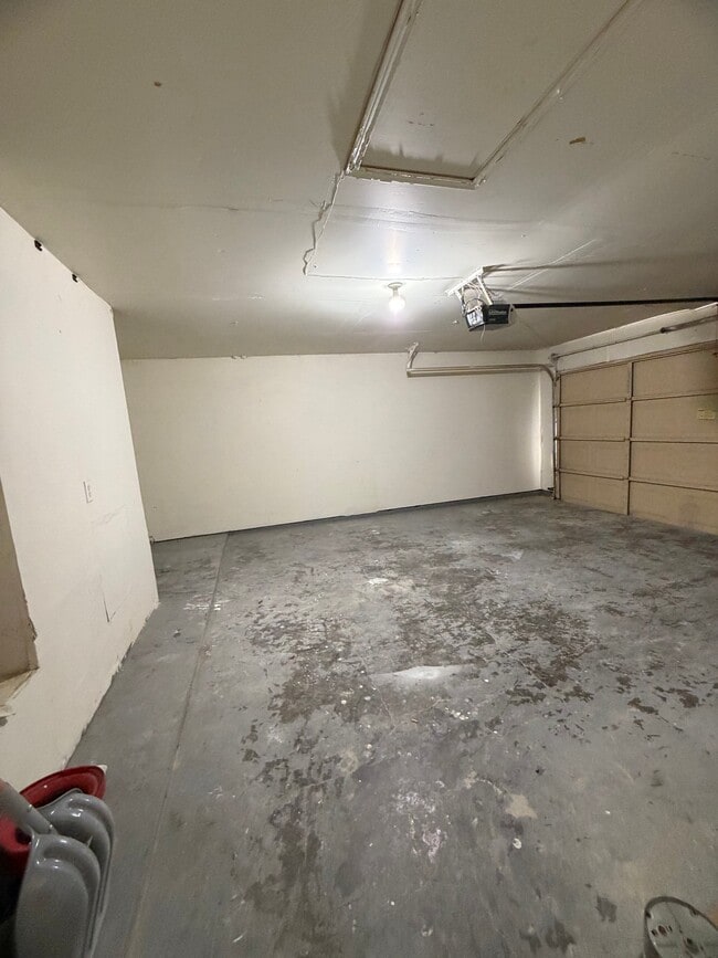 Building Photo - 323 Moss Hill Dr