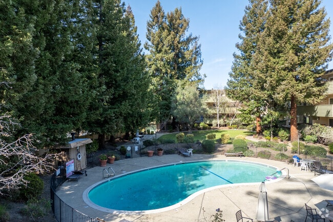 Swimming pool - Crestview Apartments
