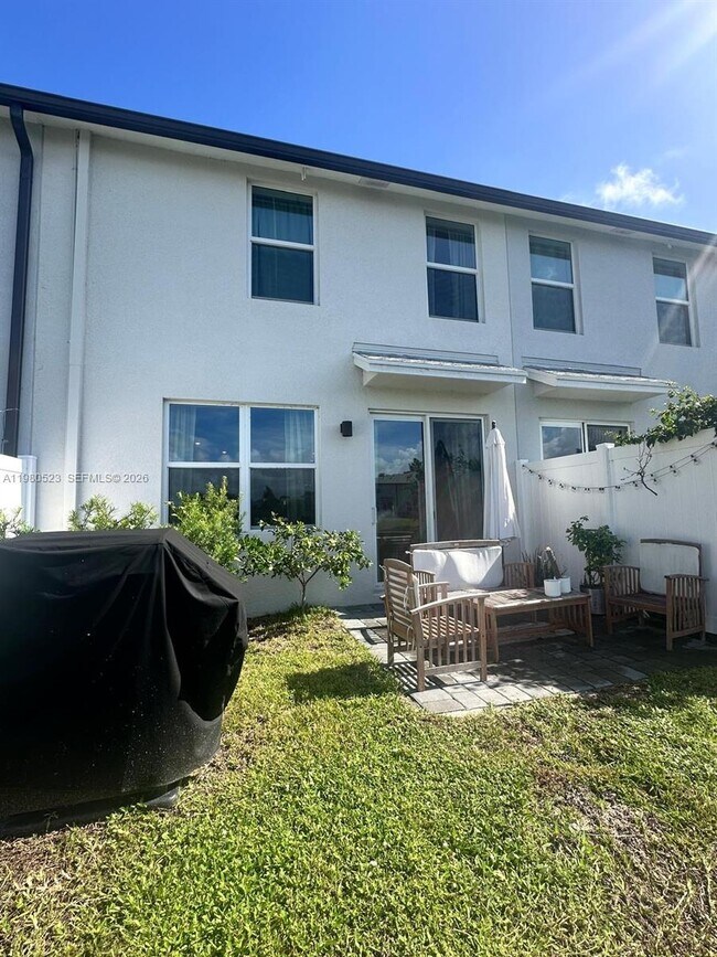 Building Photo - 5689 Mentmore Dr