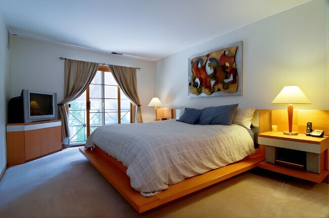 Building Photo - 2039 N Lincoln Ave