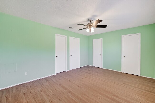 Building Photo - 8462 Leawood Blvd