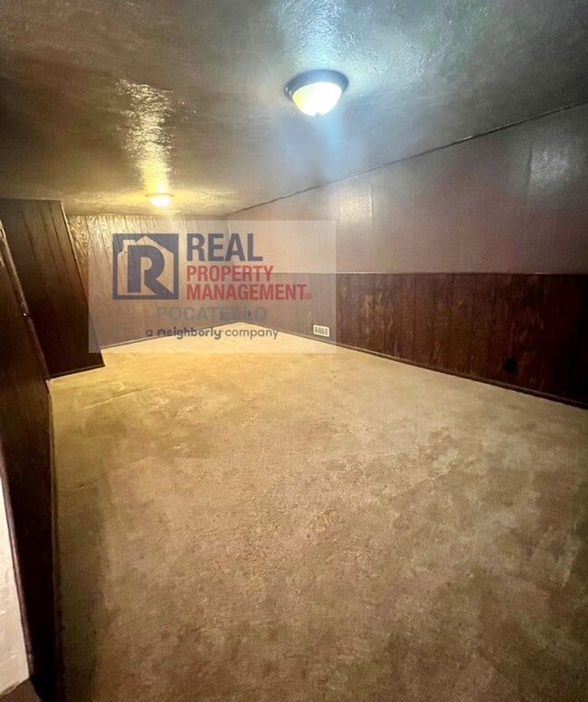 Building Photo - 3 bed 1.5 Bath Duplex - 1 Car Garage