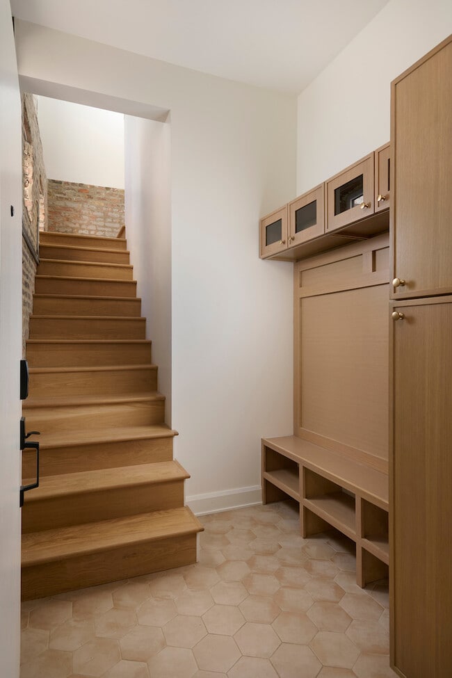 Building Photo - 1320 N La Salle Dr