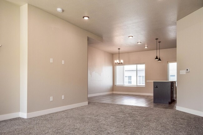 Building Photo - 705 E 730 N