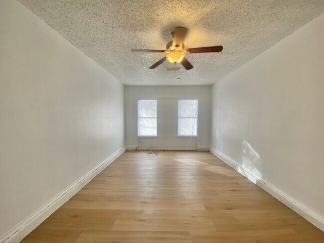 Building Photo - 3 bed 1 bath now available in southeast Lubbock