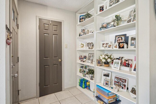 Building Photo - 1311 Antoine Dr